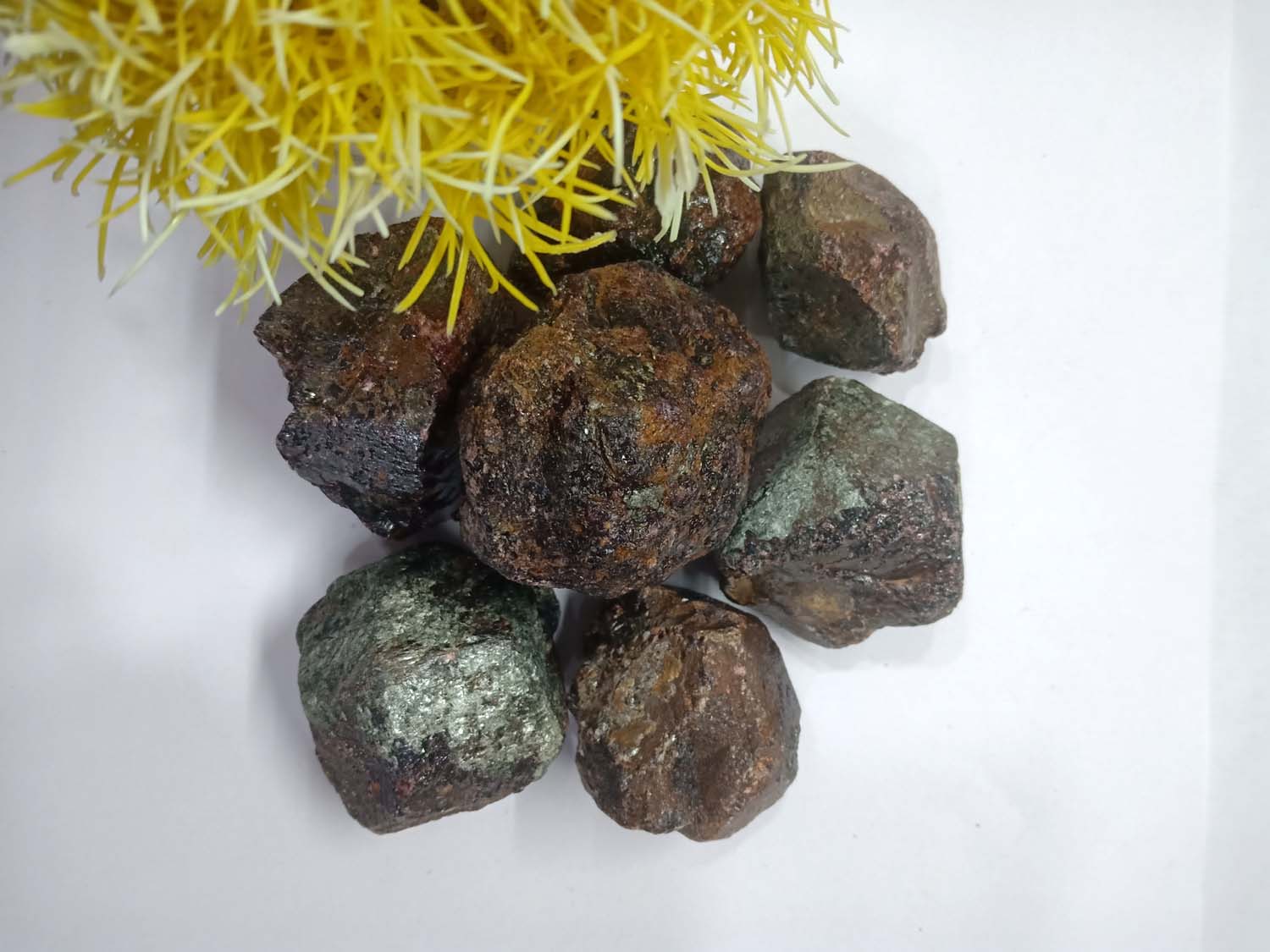 Garnet Natural Rough Stone 100gm+ For Reiki, Healing Aura Cleaning, Tumbling, Vastu, Meditation, Gardening, Decoration & Remove Negative Energy (Raw)   Brand : Rocksmins
