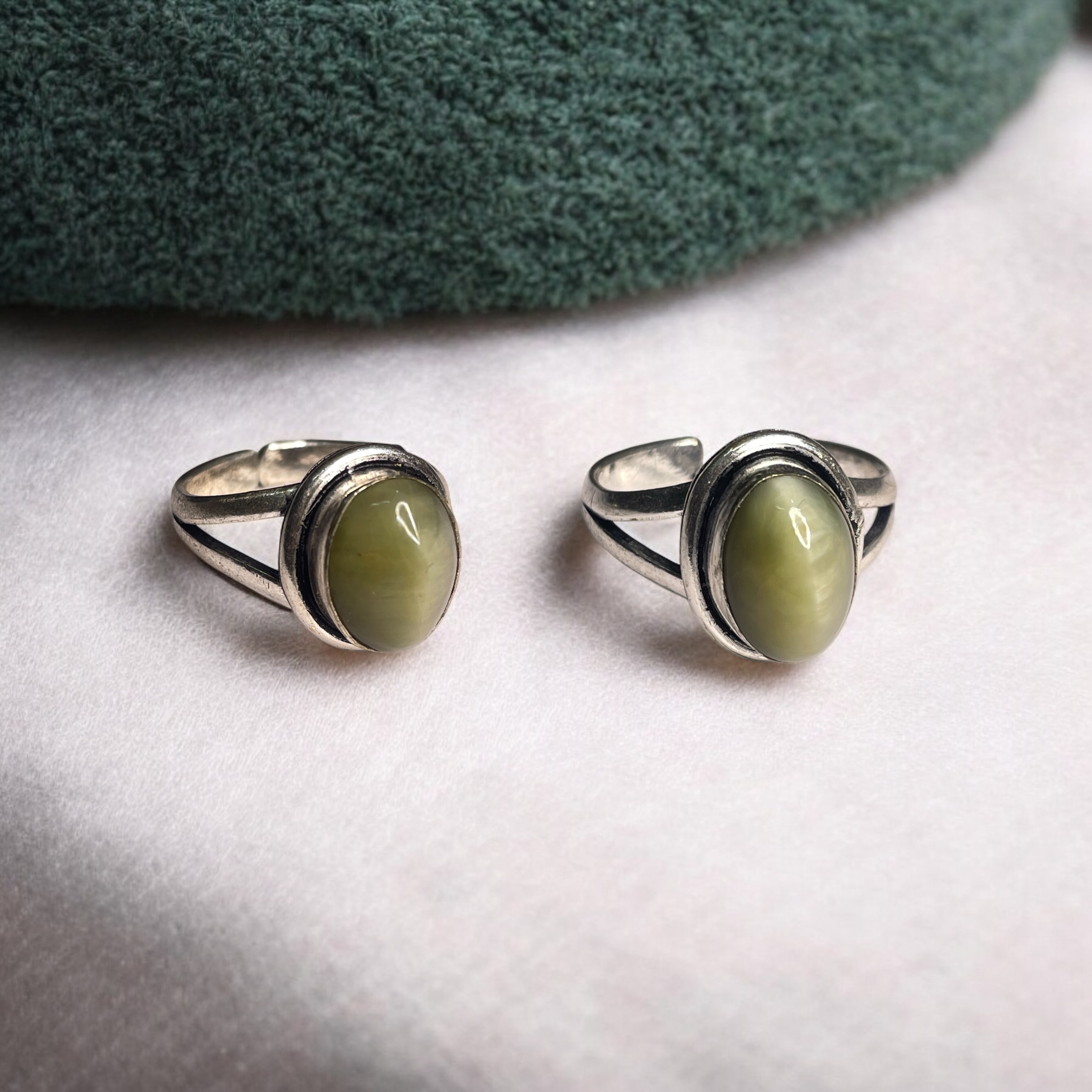 Cats Eye Crystal Ring Natural Made With Original Crystal Stone for Men Women Boy Girl Unisex Brand :- Rocksmins