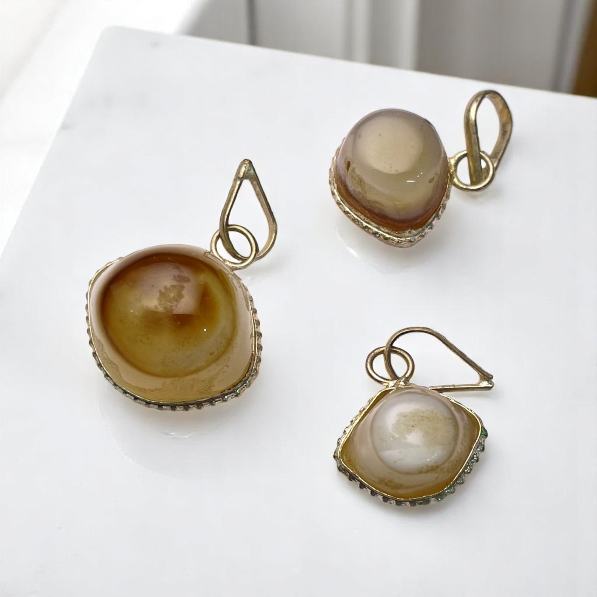 Agate Eye Crystal Pendant Discover the Power of Natural Crystals with Rocksmins: Elegantly Crafted Crystal Pendant Infused with Authentic Energies for Enhanced Well-Being and Spiritual Growth