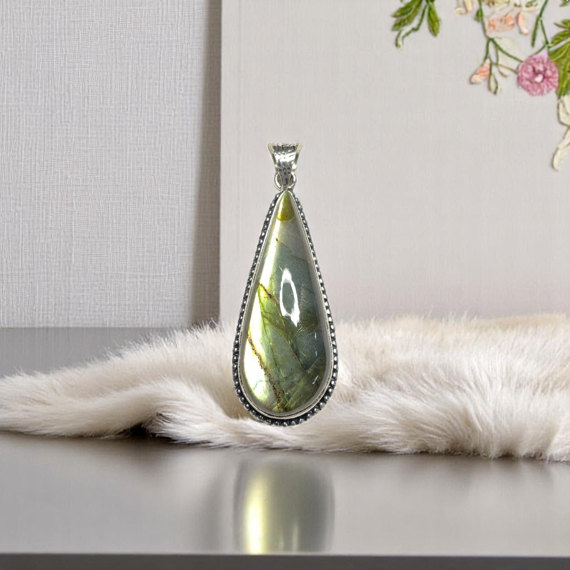 Labradorite Crystal Pendant Discover the Power of Natural Crystals with Rocksmins. Elegantly Crafted Crystal Pendant Infused with Authentic Energies for Enhanced Well-Being and Spiritual Growth