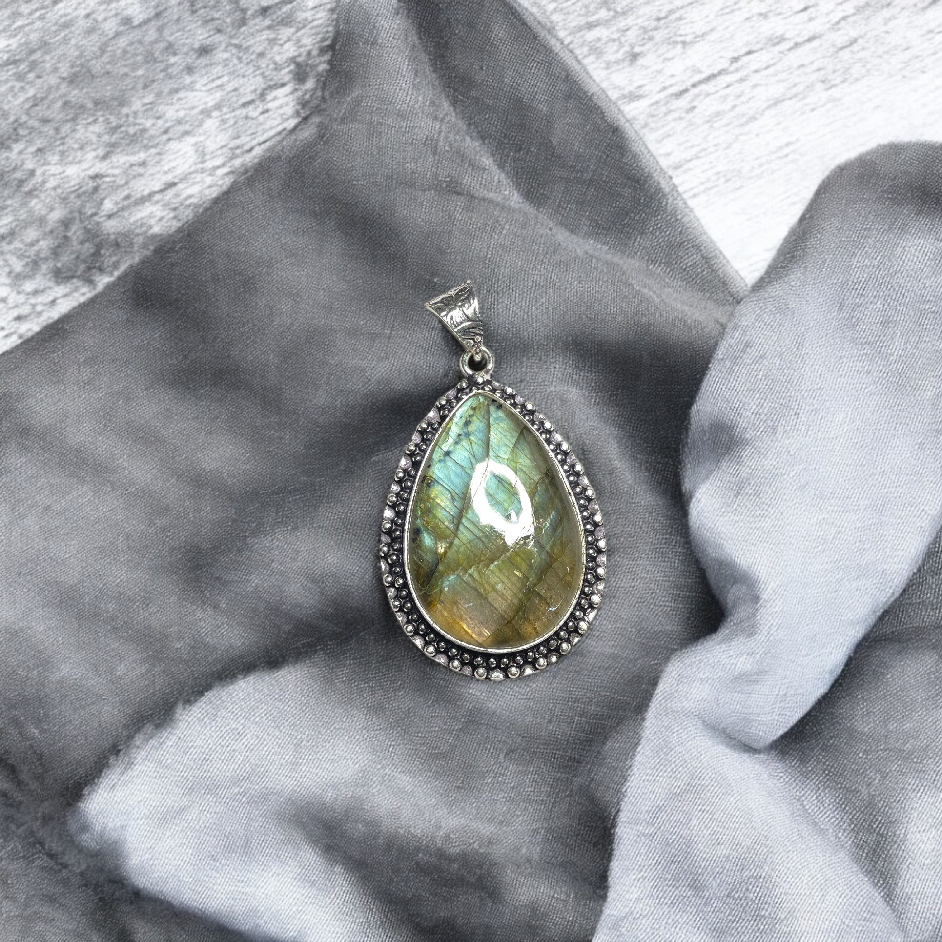 Labradorite Crystal Pendant Discover the Power of Natural Crystals with Rocksmins. Elegantly Crafted Crystal Pendant Infused with Authentic Energies for Enhanced Well-Being and Spiritual Growth
