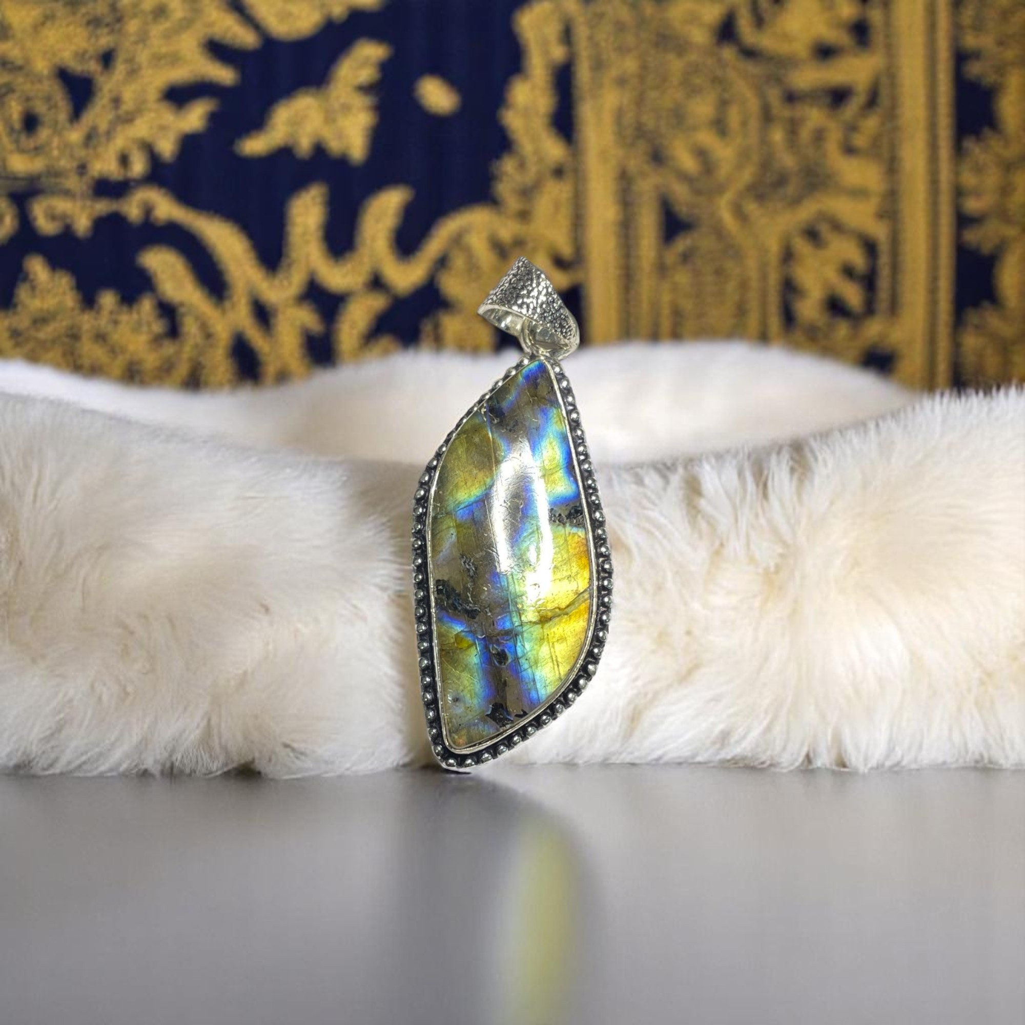 Labradorite Crystal Pendant Discover the Power of Natural Crystals with Rocksmins. Elegantly Crafted Crystal Pendant Infused with Authentic Energies for Enhanced Well-Being and Spiritual Growth