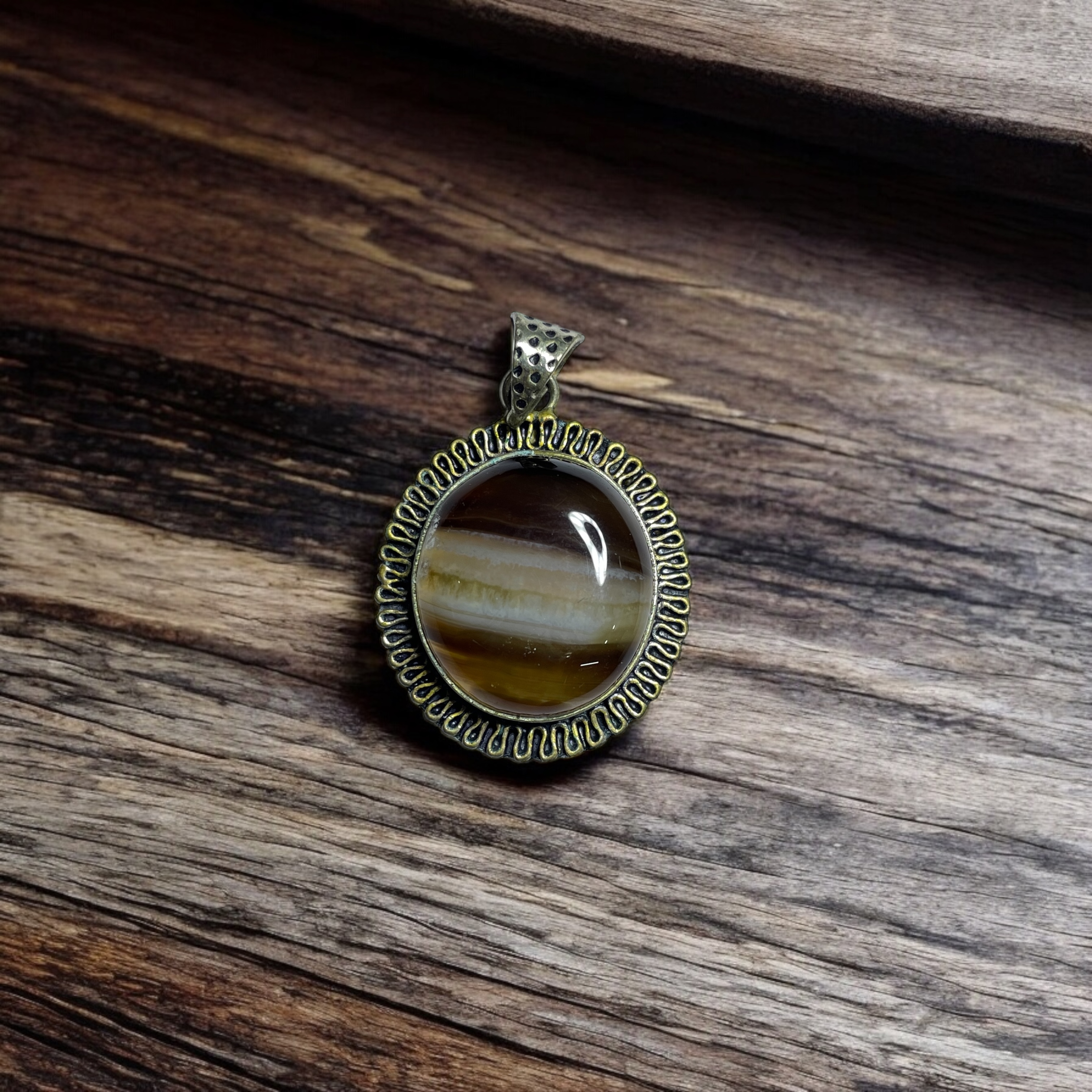 sulemani-hakik-crystal-pendant-discover-the-power-of-natural-crystals-with-rocksmins-elegantly-crafted-crystal-pendant-infused-with-authentic-energies-for-enhanced-well-being-and-spiritual-growth